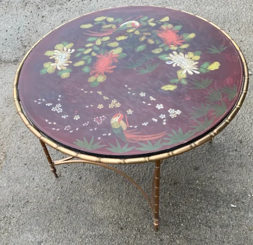 1950/70′ Table Basse Ronde Bronze Décor Palmier, Plateau Laque de Chine Rouge Style Maison Baguès