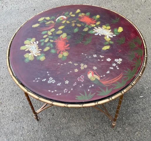 1950/70′ Table Basse Ronde Bronze Décor Palmier, Plateau Laque de Chine Rouge Style Maison Baguès