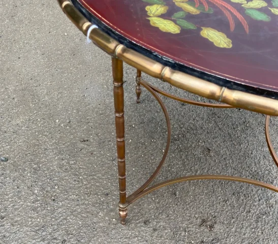 1950/70′ Table Basse Ronde Bronze Décor Palmier, Plateau Laque de Chine Rouge Style Maison Baguès