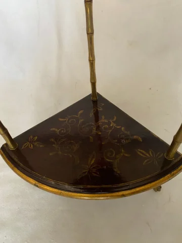 Encoignure Style Maison Baguès Décor Bambou en Bronze Doré Avec Plateaux Laque de Chine