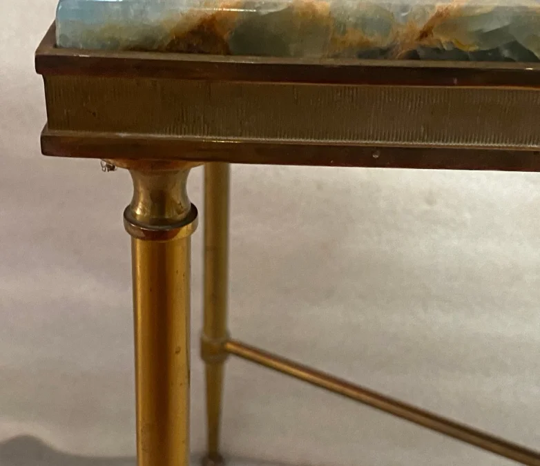 1950/70′ Bout de Canapé Bronze, Plateau Marbre Ou Onyx Bleu Et Rouille Maison Charles Signé Avec Entretoise