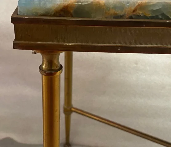 1950/70′ Bout de Canapé Bronze, Plateau Marbre Ou Onyx Bleu Et Rouille Maison Charles Signé Avec Entretoise