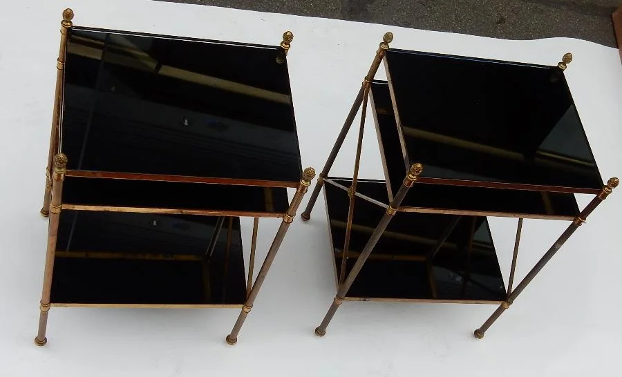 1950/70′ Paire d’Étagères en Laiton à 3 Niveaux Maison Baguès Plateaux Opalines Noires