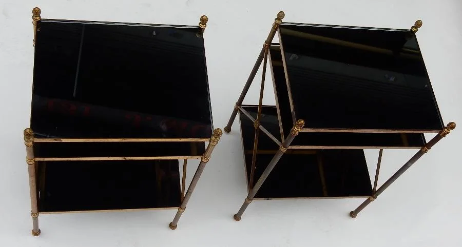 1950/70′ Paire d’Étagères en Laiton à 3 Niveaux Maison Baguès Plateaux Opalines Noires