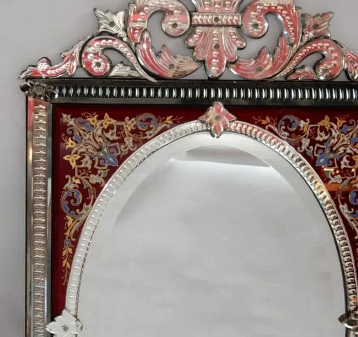 1880/1900′ Miroir Venise Rectangulaire à Fronton Avec Cadre en Verre Orné de Fleurs Emaillées Fond Rouge
