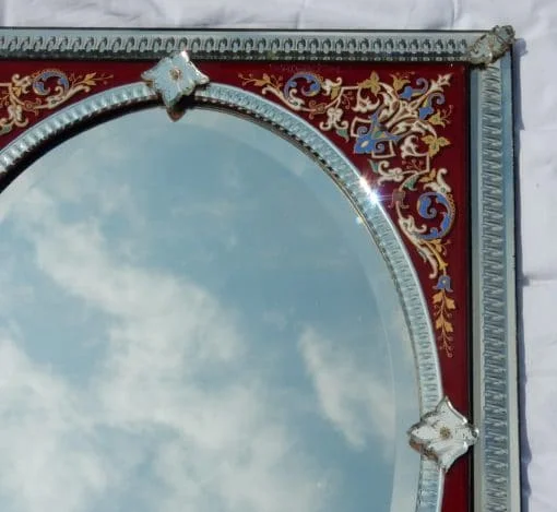 1880/1900′ Miroir Venise Rectangulaire à Fronton Avec Cadre en Verre Orné de Fleurs Emaillées Fond Rouge