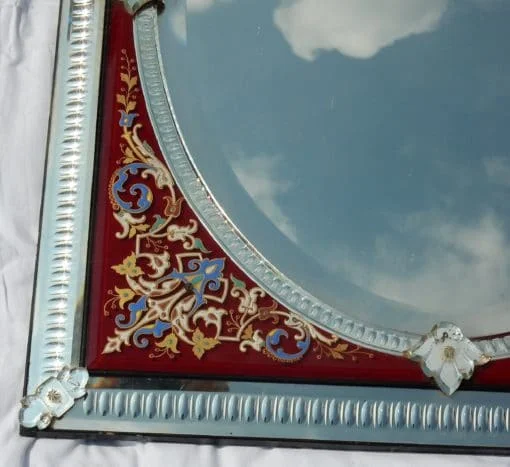 1880/1900′ Miroir Venise Rectangulaire à Fronton Avec Cadre en Verre Orné de Fleurs Emaillées Fond Rouge
