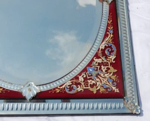 1880/1900′ Miroir Venise Rectangulaire à Fronton Avec Cadre en Verre Orné de Fleurs Emaillées Fond Rouge