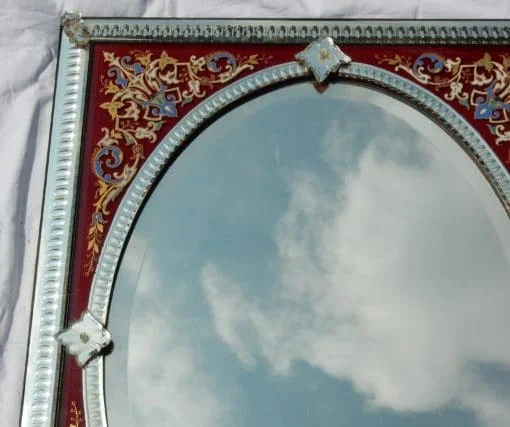 1880/1900′ Miroir Venise Rectangulaire à Fronton Avec Cadre en Verre Orné de Fleurs Emaillées Fond Rouge