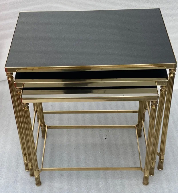 1970′ Tables Gigognes Maison Baguès, 3 Plateaux Miroir Noir et Montants Cannelés