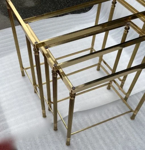 1970′ Tables Gigognes Maison Baguès, 3 Plateaux Miroir Noir et Montants Cannelés