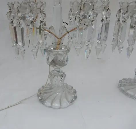 1950′ Paire de Chandeliers Électrifiés Baccarat Modèle Tors, Signée Cachet Baccarat