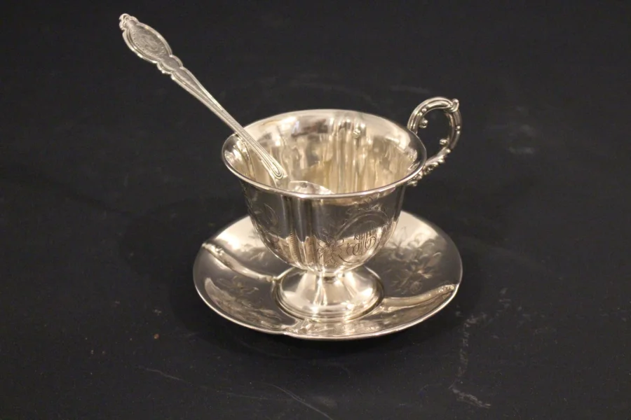 Tasse et soucoupe 19 eme en argent
