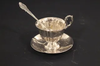 Silberbecher und Untertasse