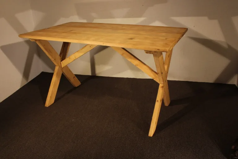 Table en sapin naturel