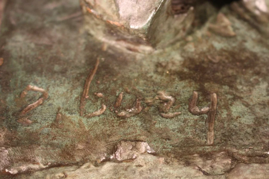 Bronze signé R.BURY