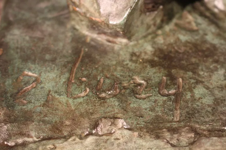 Bronze signé R.BURY