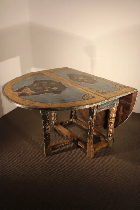 Table à rabats peinte