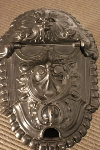 ESCUDO DE CARBÓN