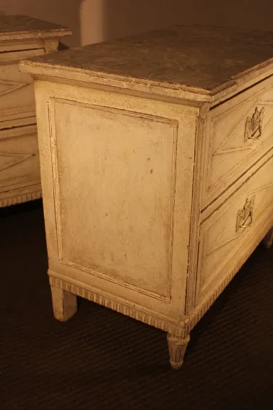 Paire de petites commodes Louis XVI