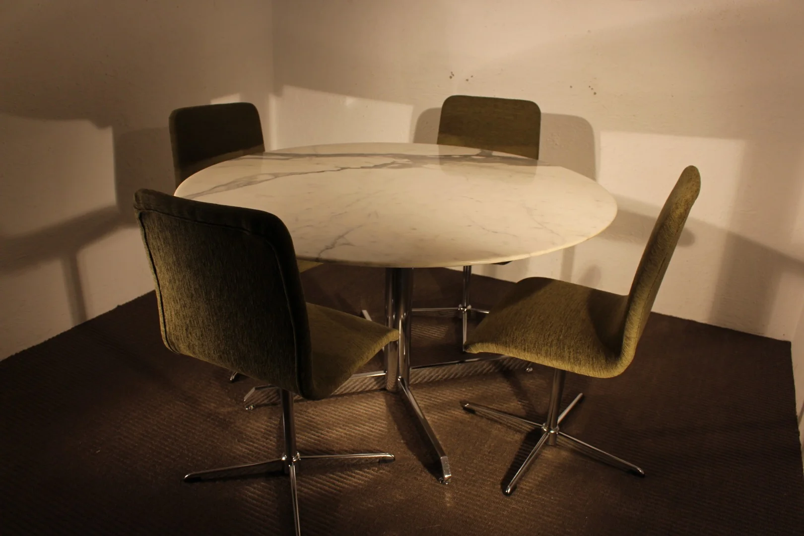 KNOLL TABLE AND CHAIRS