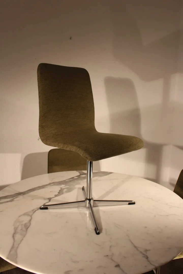 KNOLL TABLE AND CHAIRS