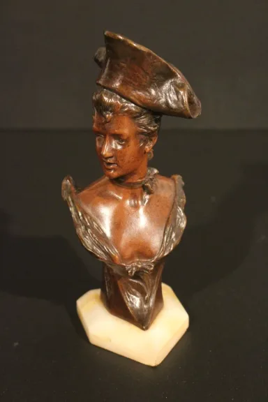 Buste de femme au chapeau