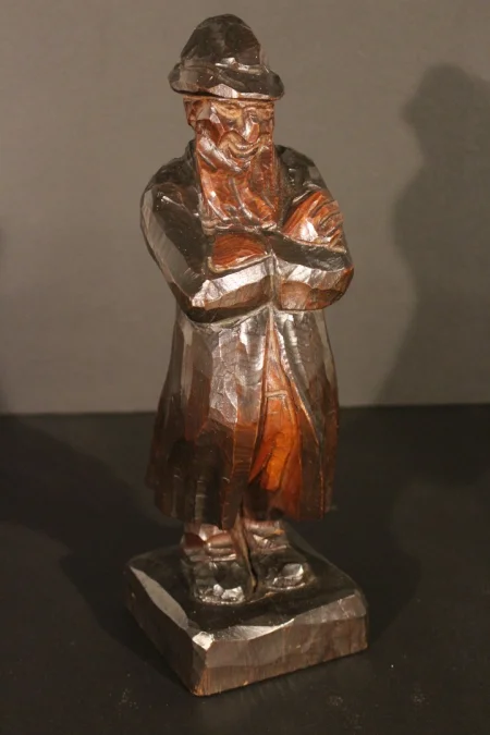 Statuette en bois des années 1940