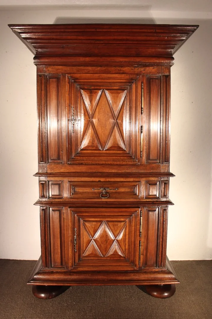 SCHRANK AUS DEM SIEBZEHNTEN JAHRHUNDERT