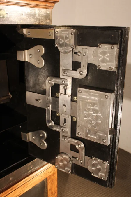 METALL- UND EICHEN-SAFE