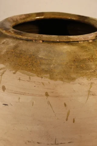 18世紀の土器の壷