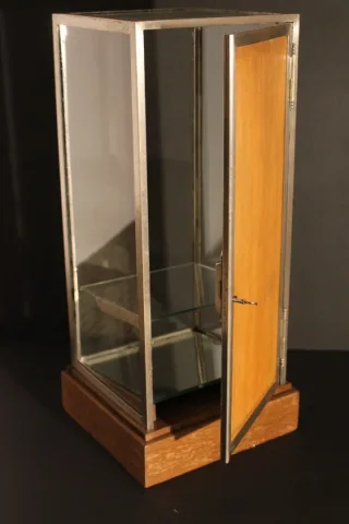 宝石商の展示キャビネット