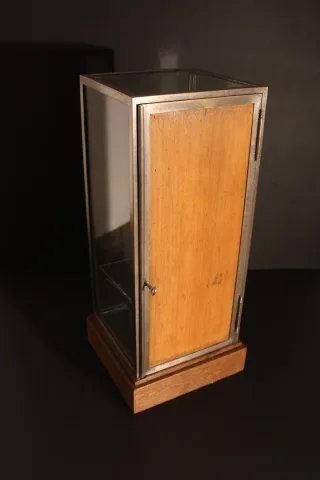 宝石商の展示キャビネット