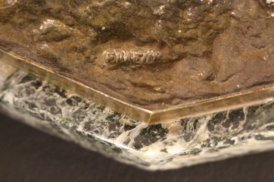 Lionne et autruche en bronze