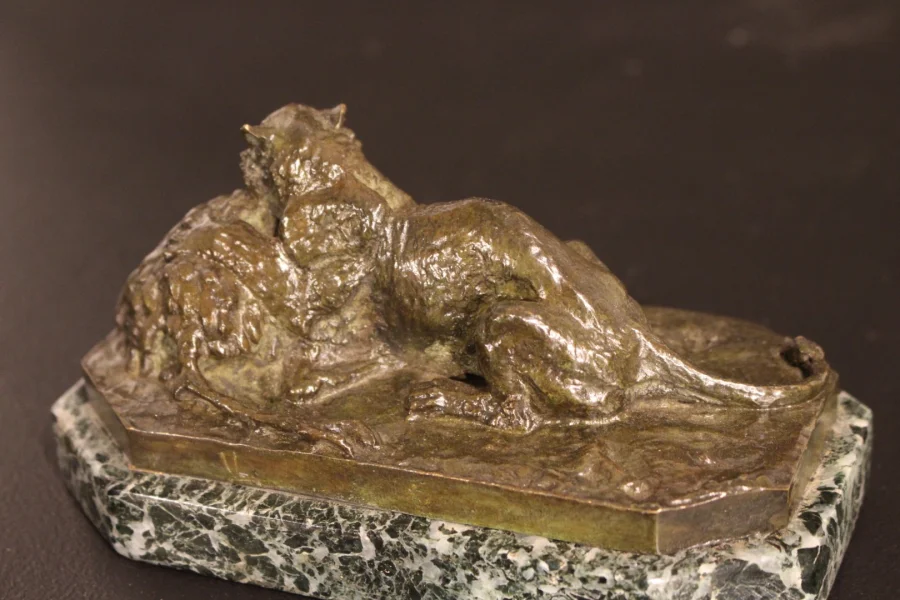 Lionne et autruche en bronze