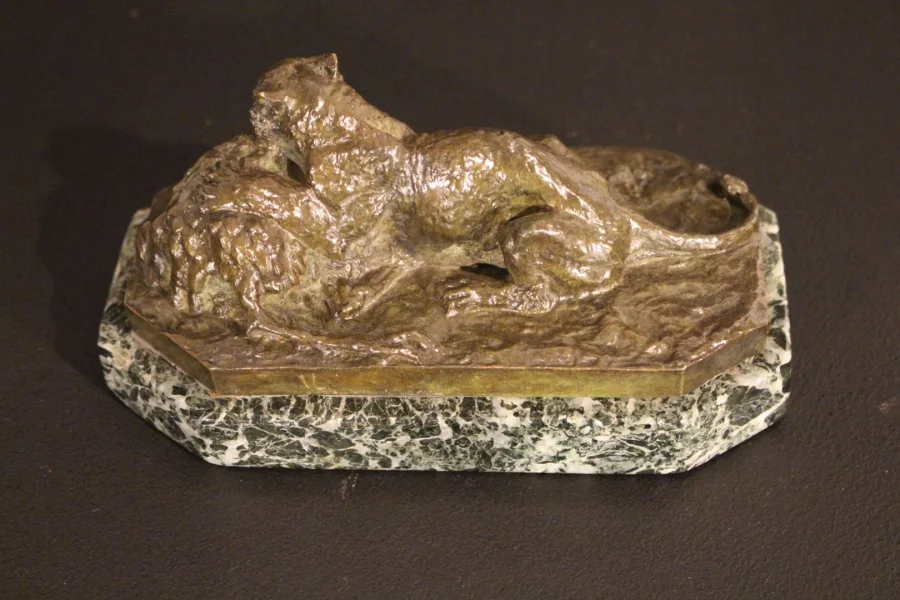 Lionne et autruche en bronze