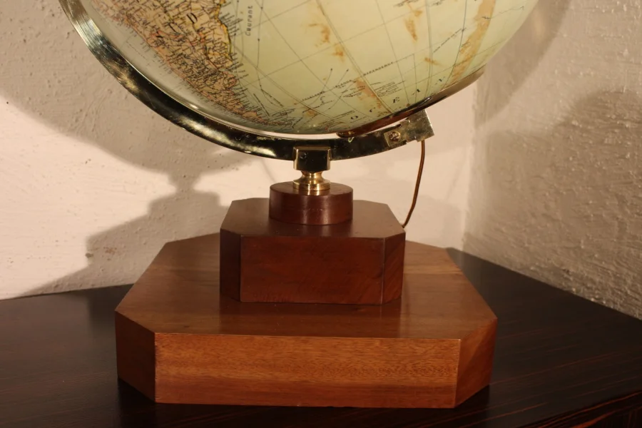 Gros globe terrestre de Girard Barrière