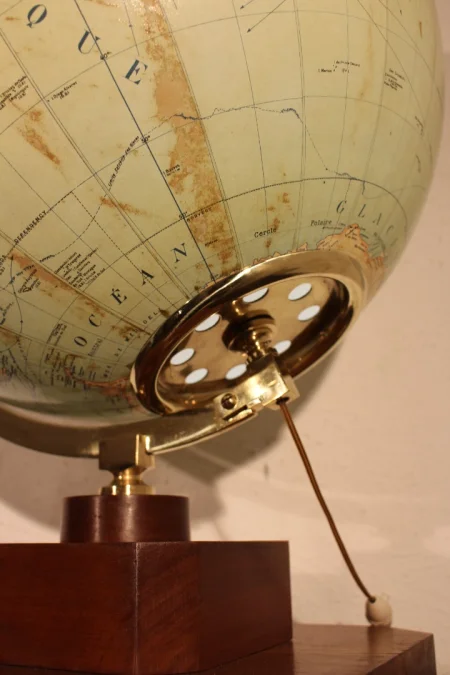 Gros globe terrestre de Girard Barrière