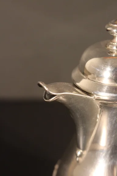 Silberne Kaffeekanne