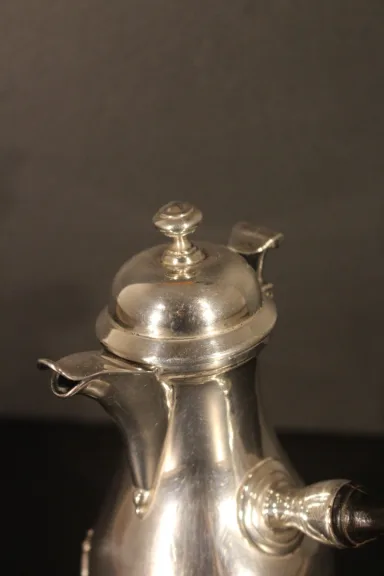 Silberne Kaffeekanne