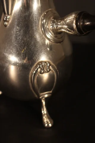 Petite verseuse en argent