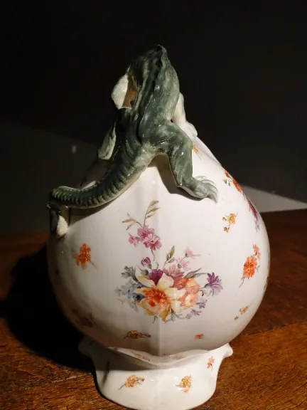 In piantatrice di terracotta 1900