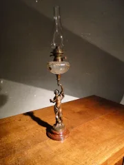 Lampe à pétrole en régule