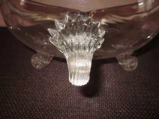 Une coupe serviteur en verre et laiton