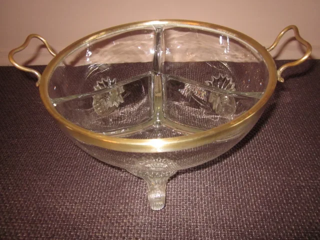 Une coupe serviteur en verre et laiton