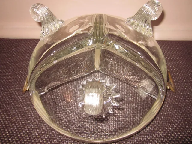 Une coupe serviteur en verre et laiton