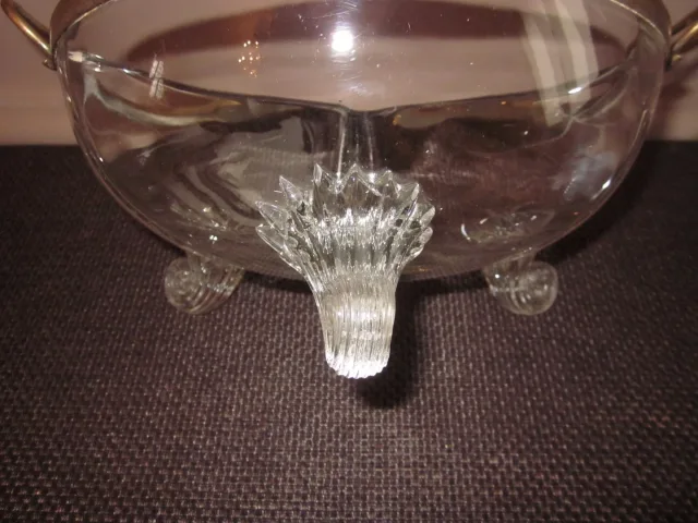 Une coupe serviteur en verre et laiton