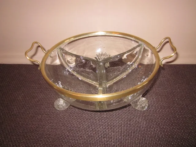 Une coupe serviteur en verre et laiton