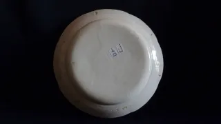 Une assiette en faïence
