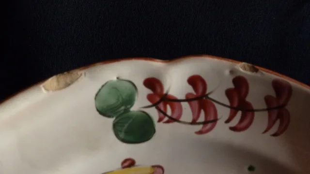 Une assiette en faïence